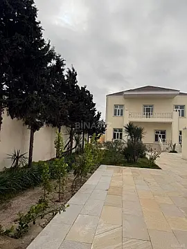 Satılır 5 otaqlı həyət evi 240 m²