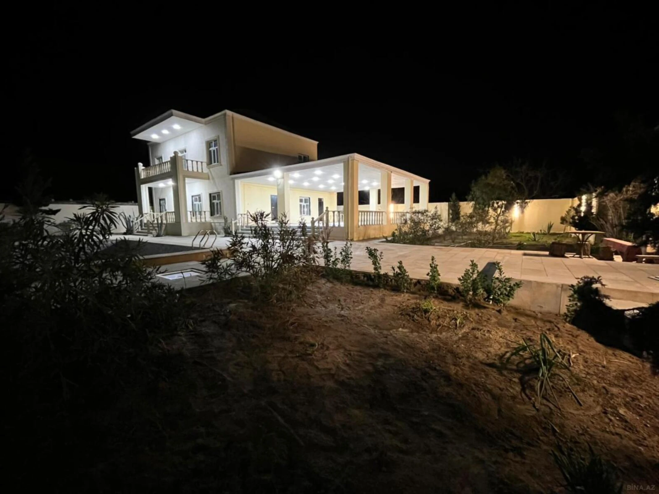 Satılır 5 otaqlı həyət evi 240 m²