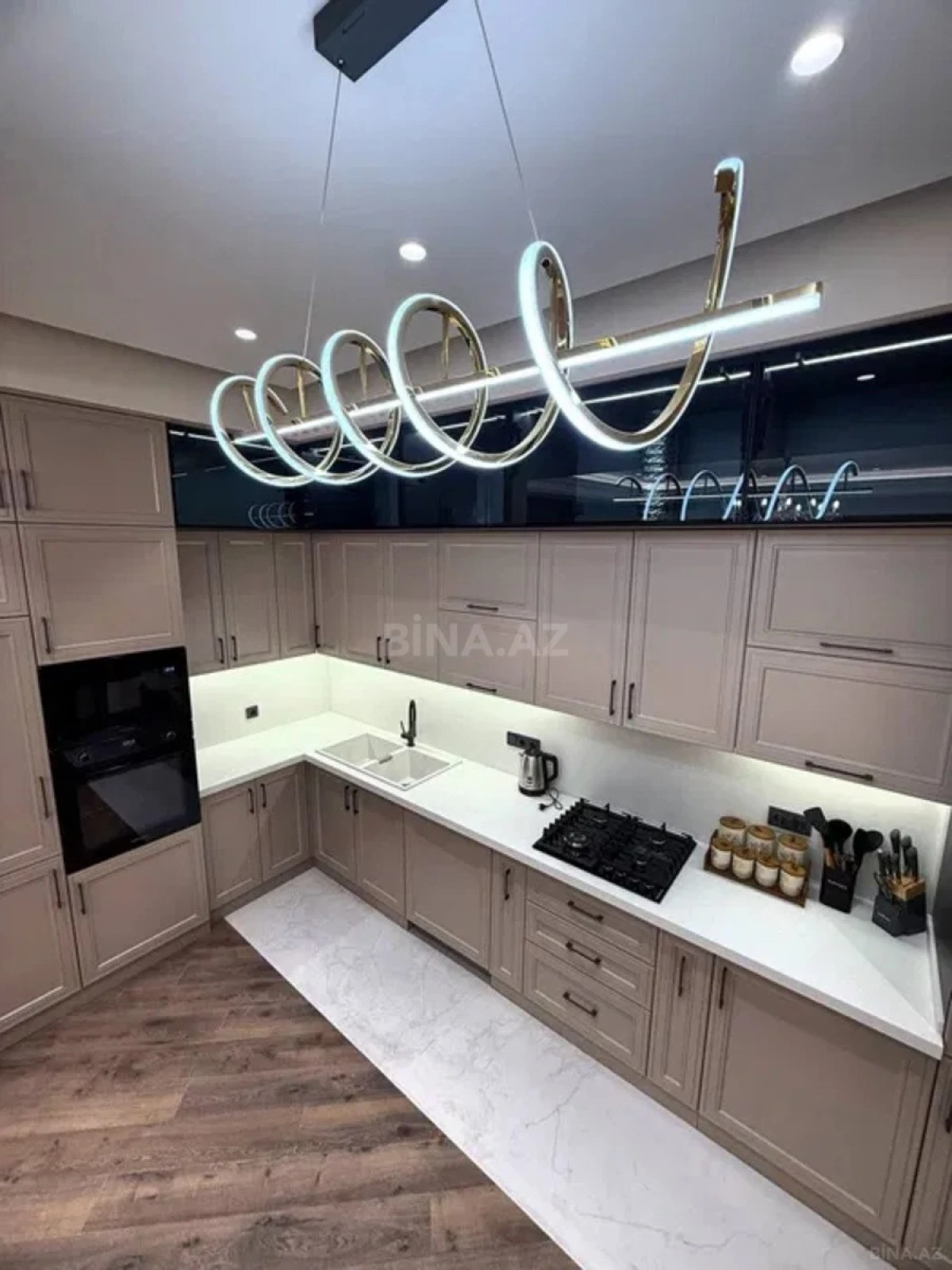 Kirayə verilir 3 otaqlı mənzil 150 m²