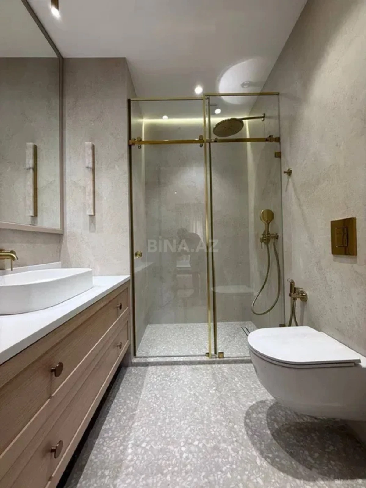 Kirayə verilir 3 otaqlı mənzil 150 m²