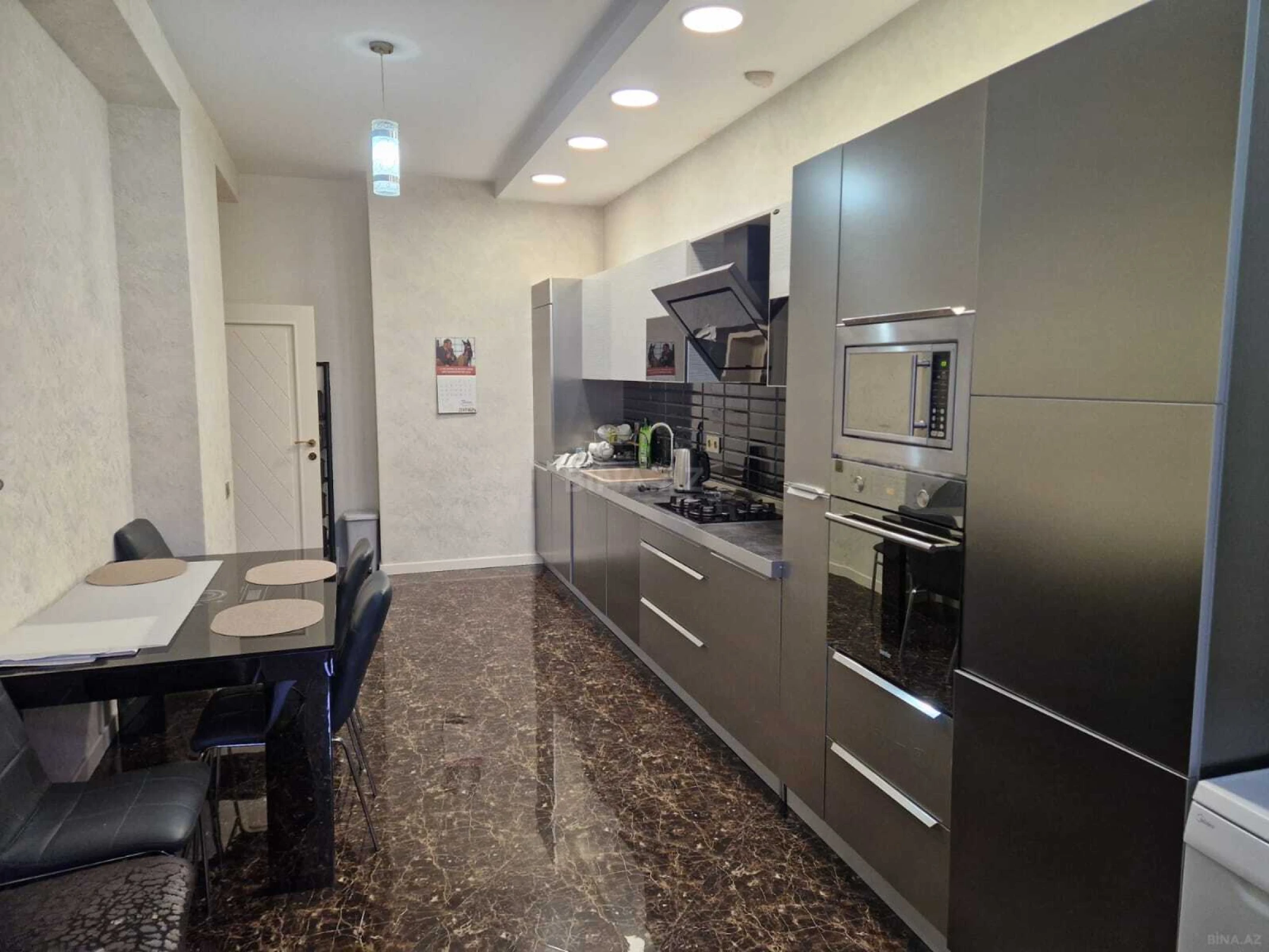 Kirayə verilir 4 otaqlı mənzil 191 m²