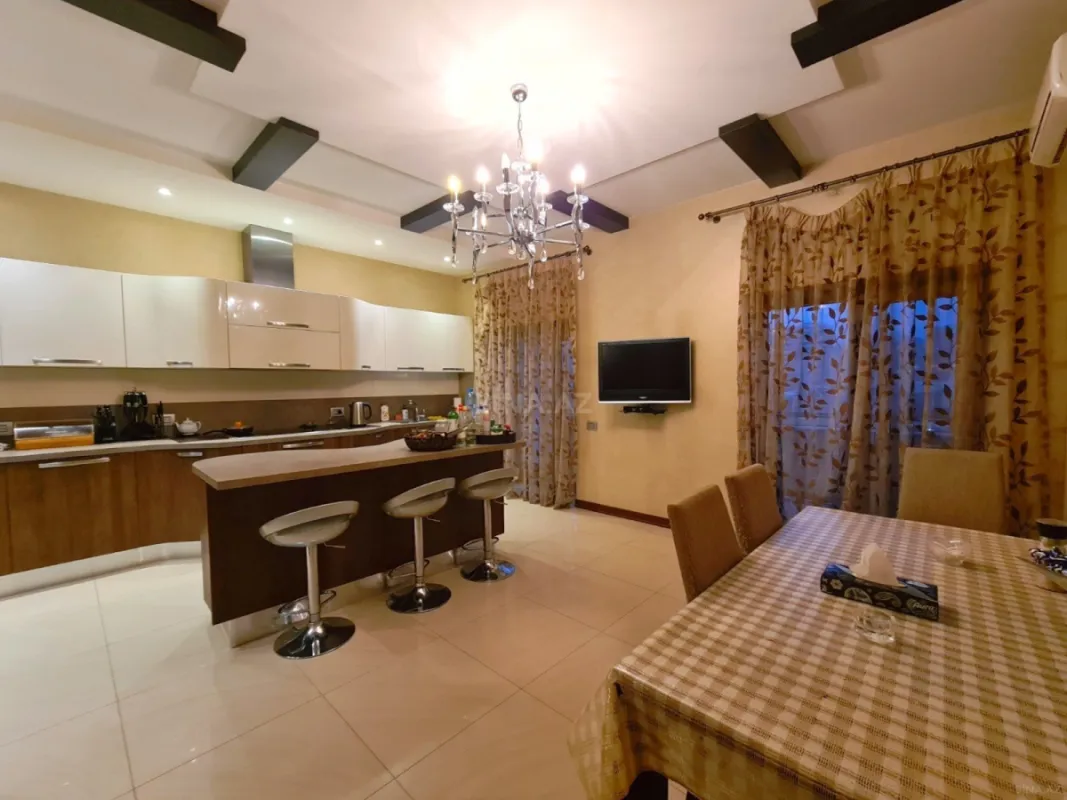 Satılır 5 otaqlı mənzil 300 m²