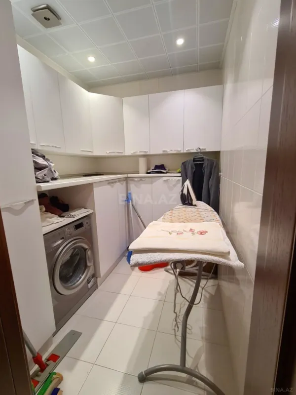 Satılır 5 otaqlı mənzil 300 m²