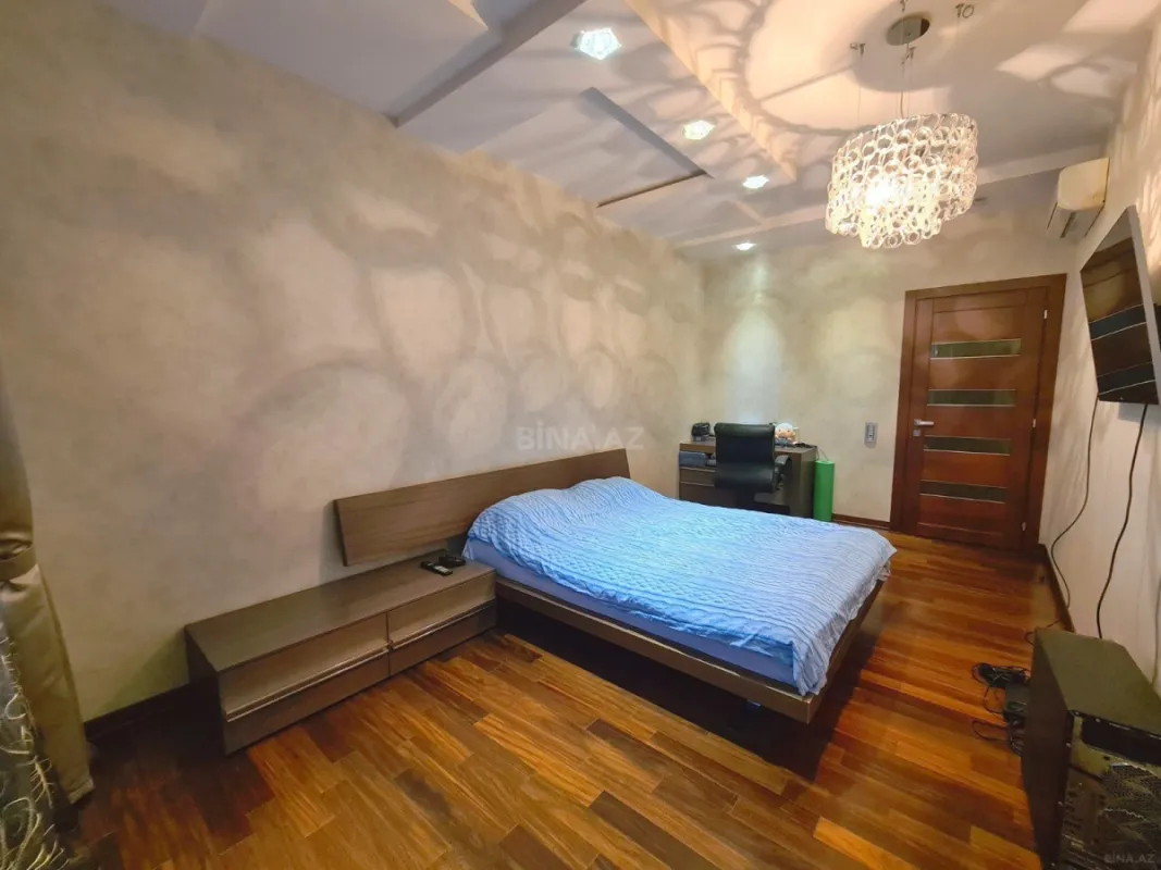 Satılır 5 otaqlı mənzil 300 m²