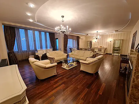 Satılır 5 otaqlı mənzil 300 m²