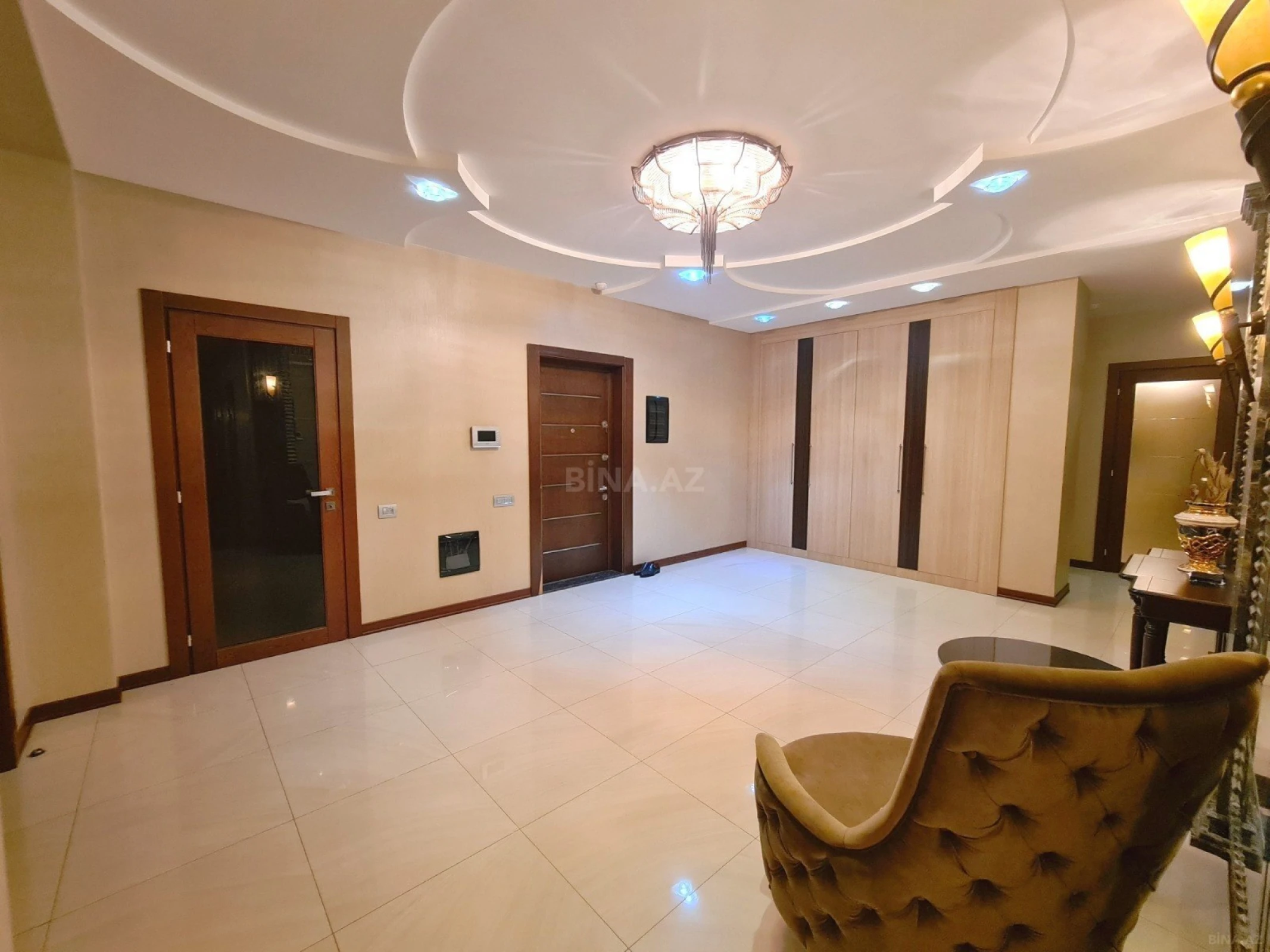 Satılır 5 otaqlı mənzil 300 m²