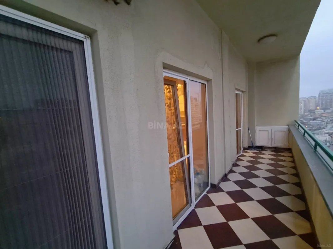 Satılır 5 otaqlı mənzil 300 m²