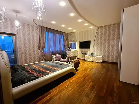 Satılır 5 otaqlı mənzil 300 m²