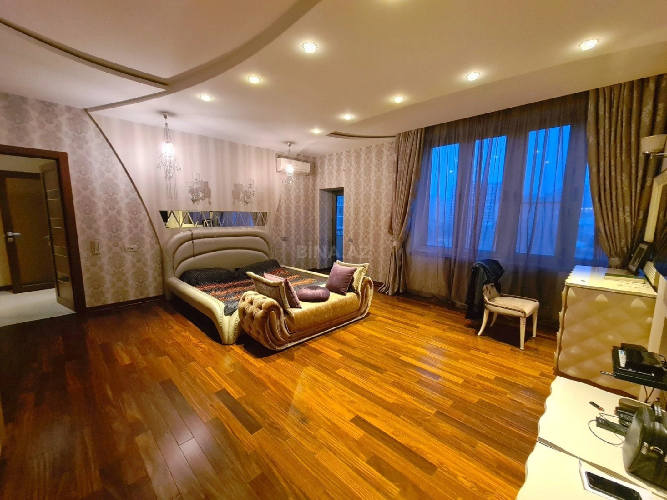 Satılır 5 otaqlı mənzil 300 m²