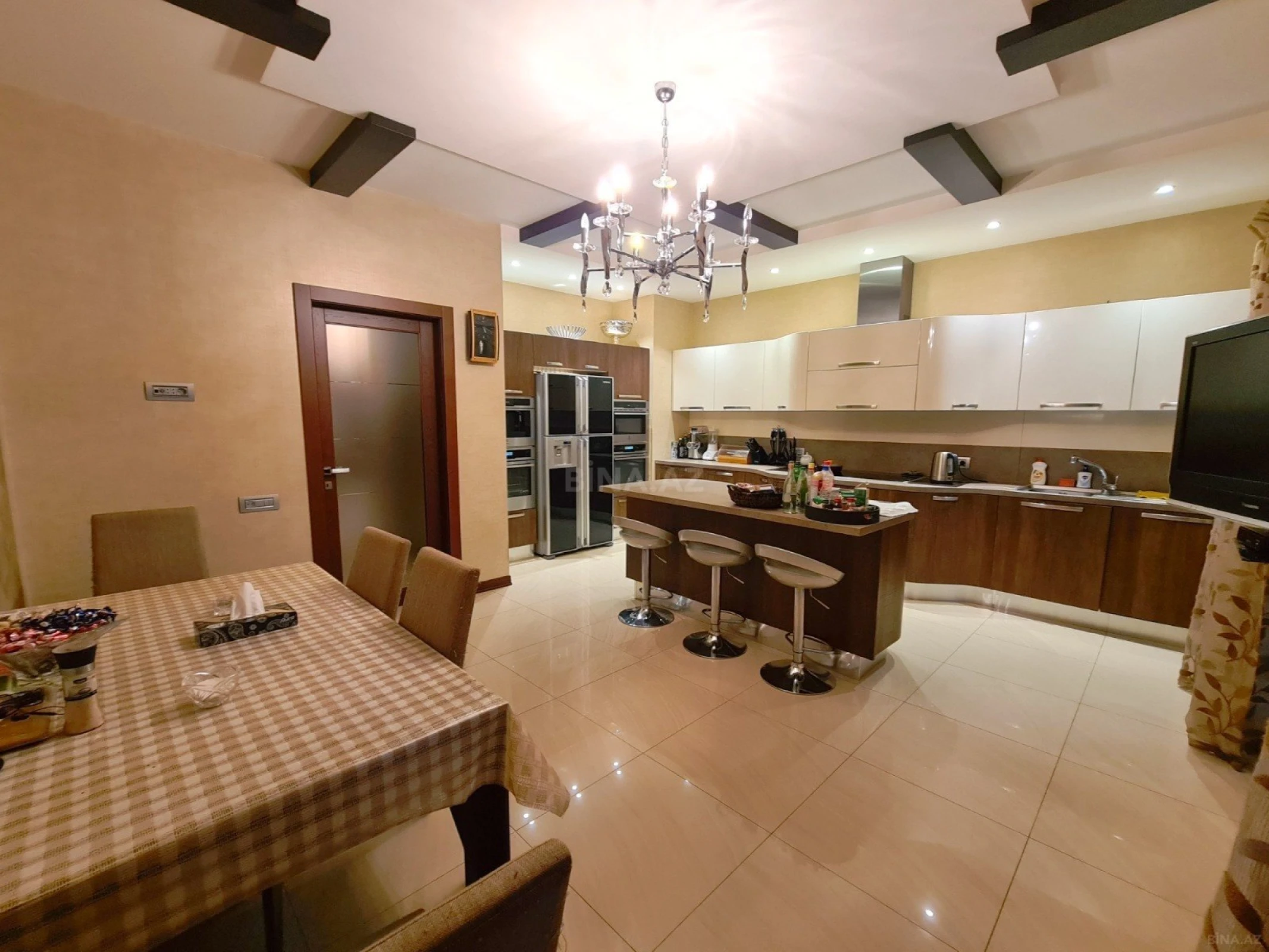 Satılır 5 otaqlı mənzil 300 m²