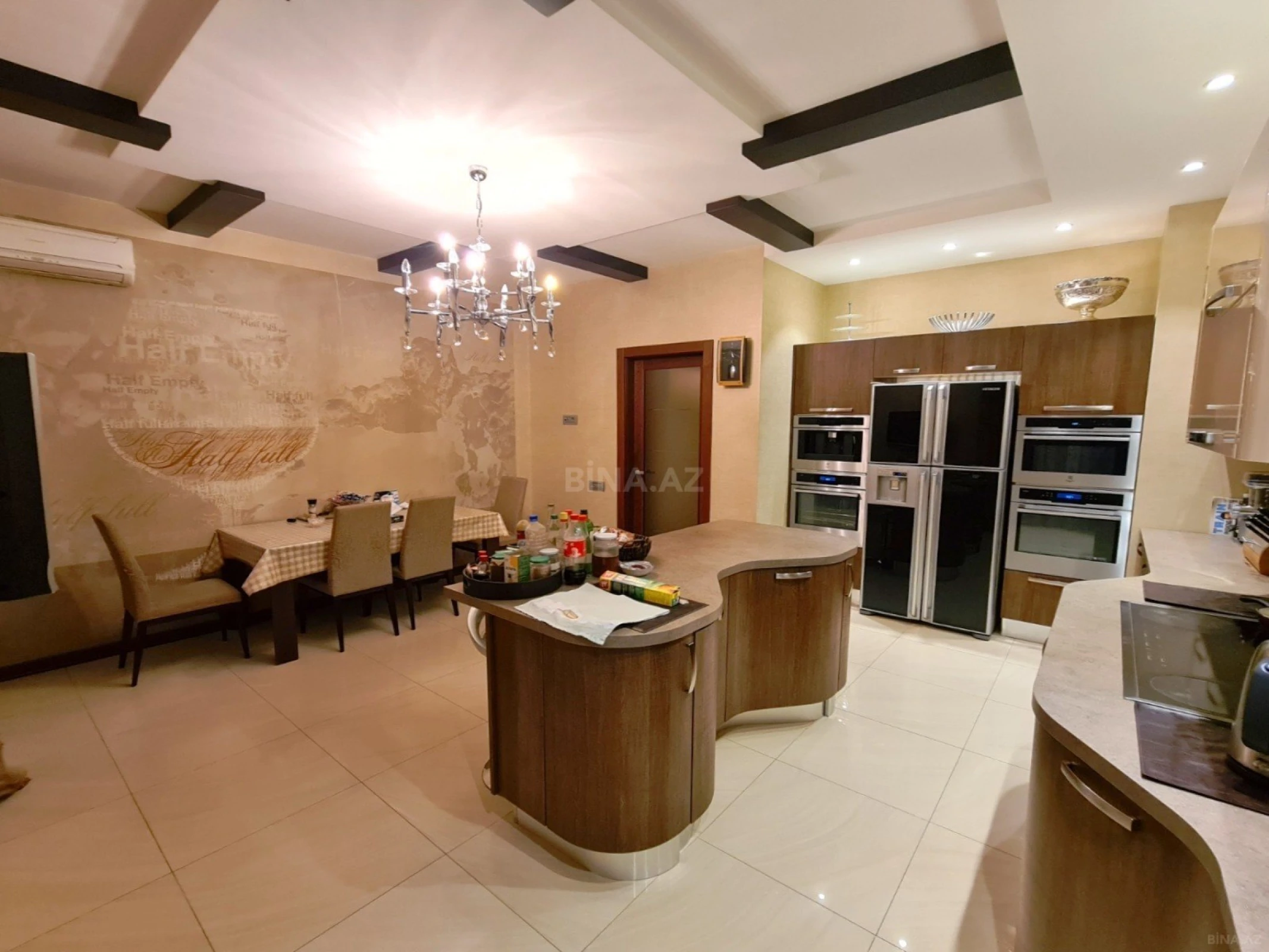 Satılır 5 otaqlı mənzil 300 m²