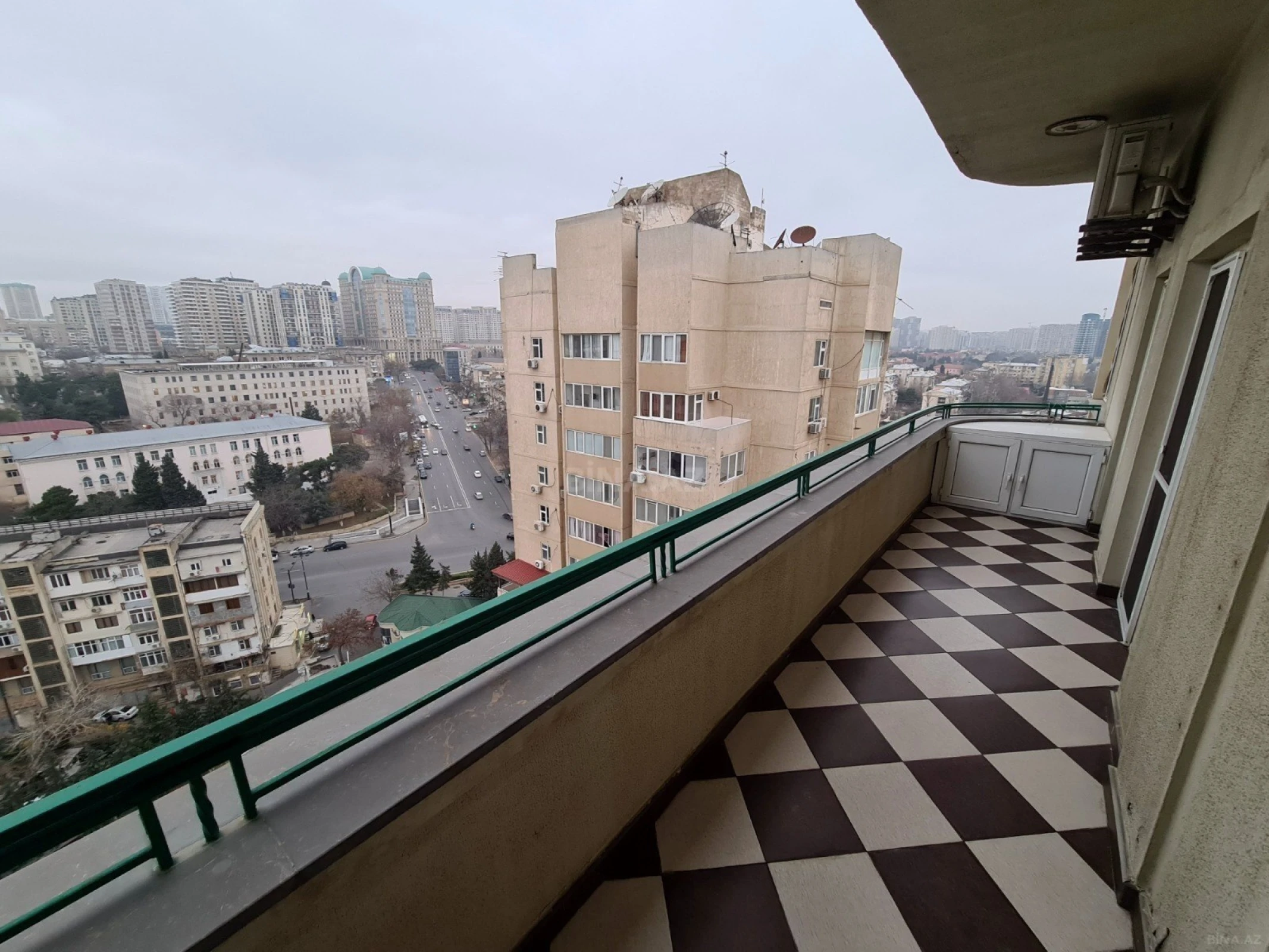 Satılır 5 otaqlı mənzil 300 m²