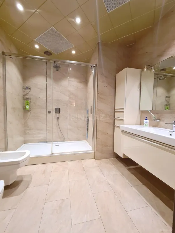 Satılır 5 otaqlı mənzil 300 m²