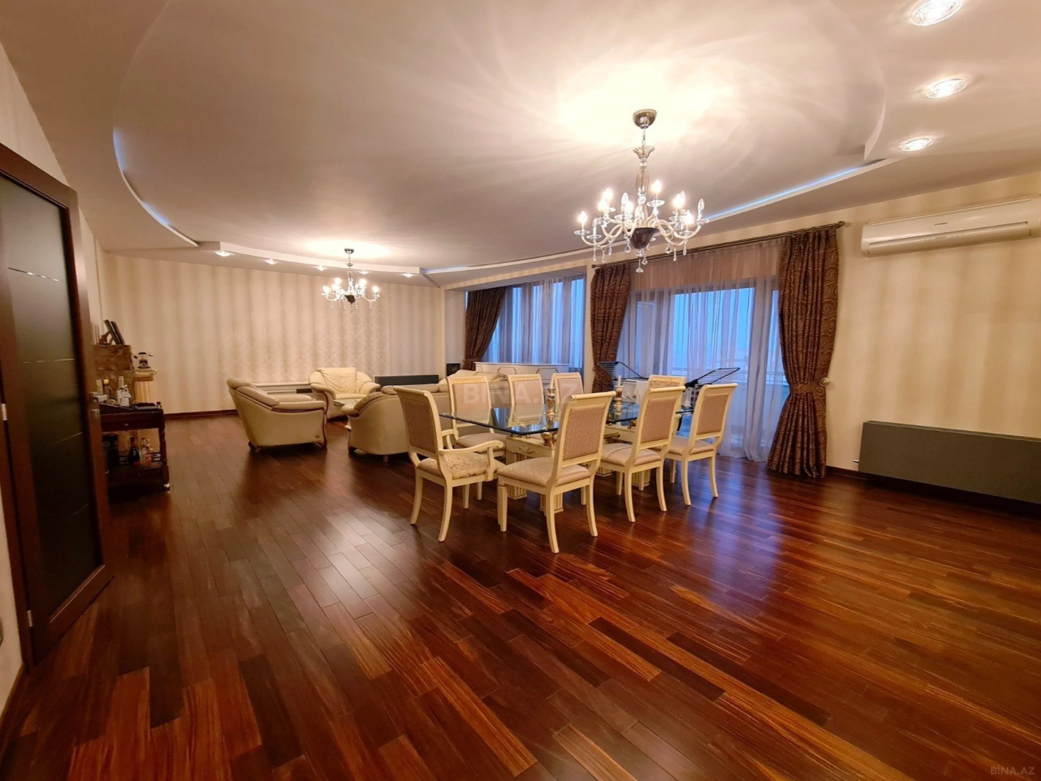 Satılır 5 otaqlı mənzil 300 m²