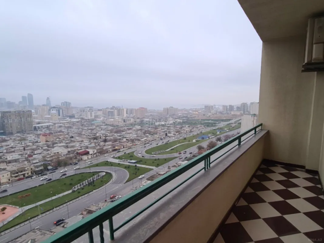 Satılır 5 otaqlı mənzil 300 m²