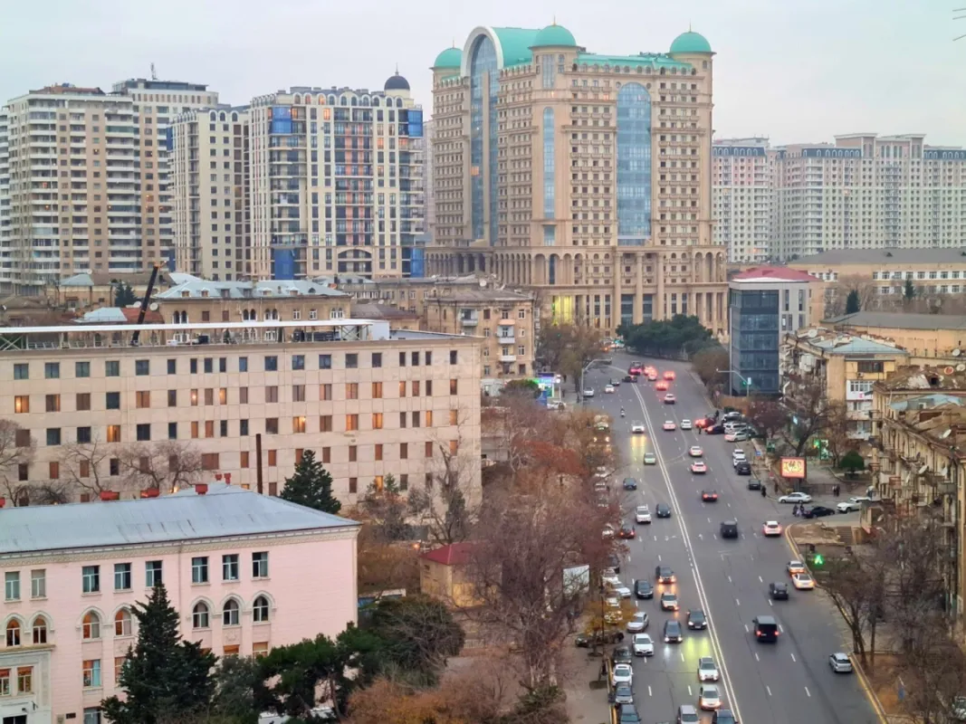 Satılır 5 otaqlı mənzil 300 m²