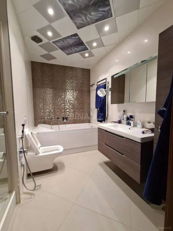 Satılır 5 otaqlı mənzil 300 m²