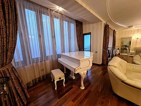 Satılır 5 otaqlı mənzil 300 m²