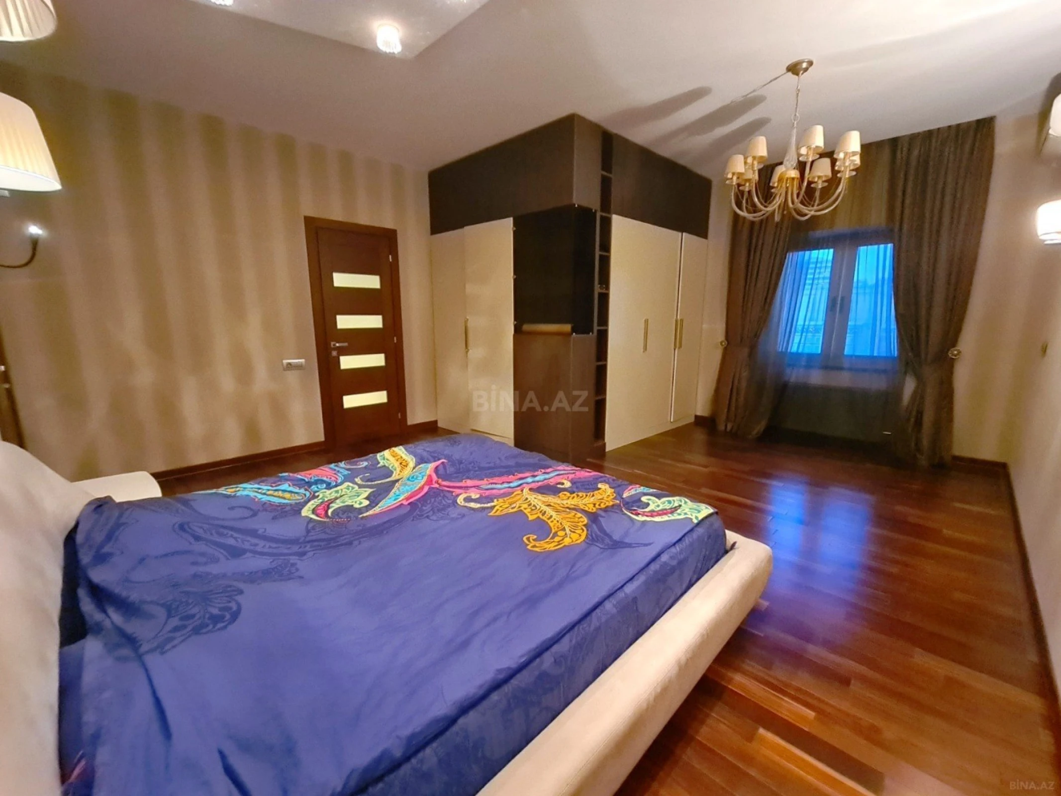 Satılır 5 otaqlı mənzil 300 m²