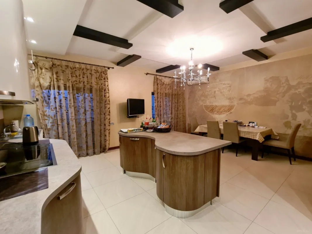 Satılır 5 otaqlı mənzil 300 m²