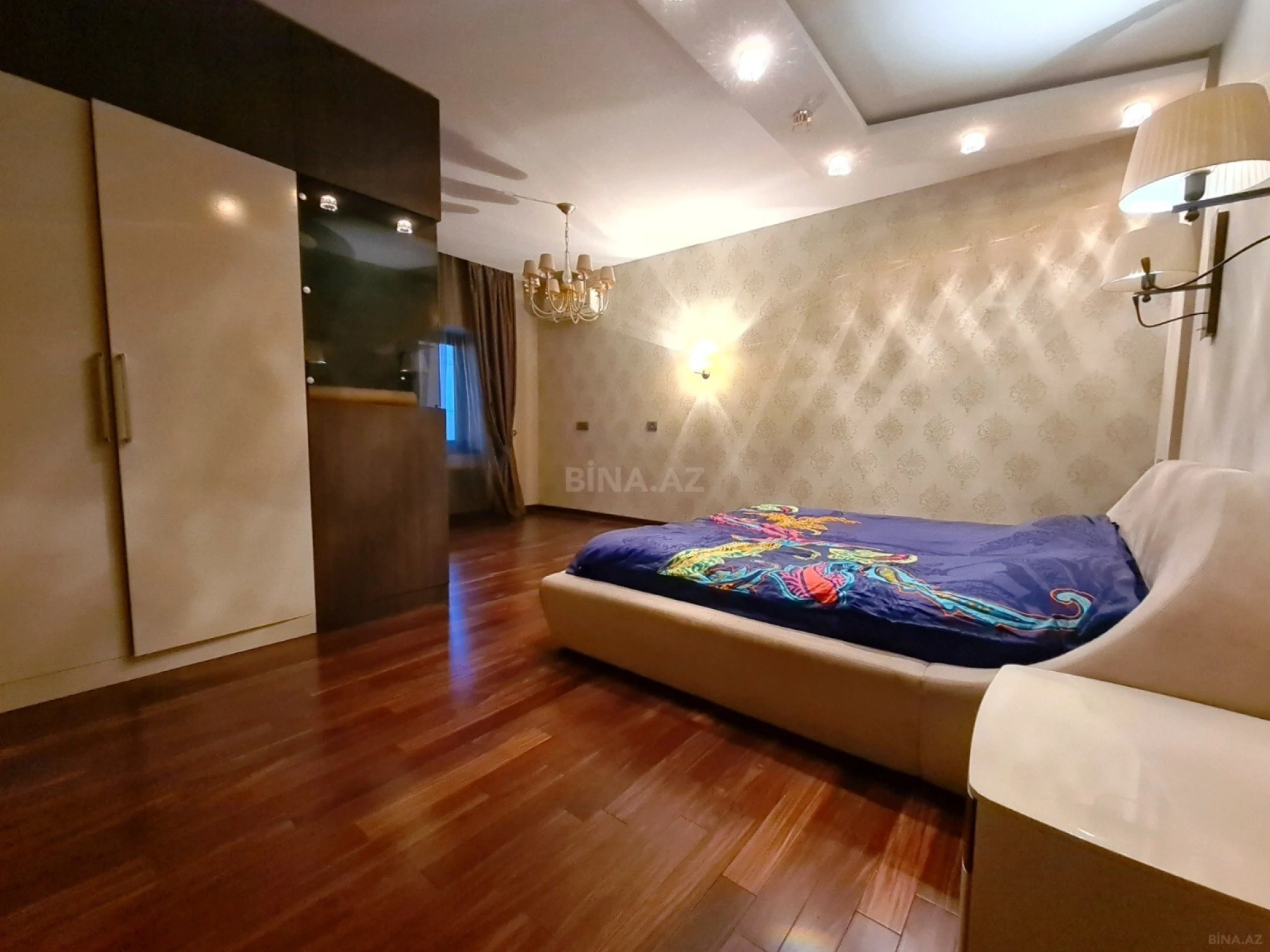 Satılır 5 otaqlı mənzil 300 m²