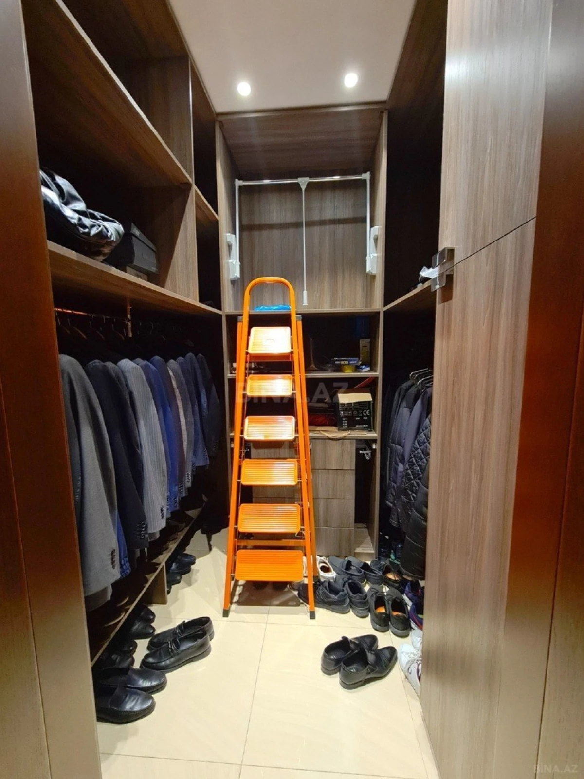 Satılır 5 otaqlı mənzil 300 m²