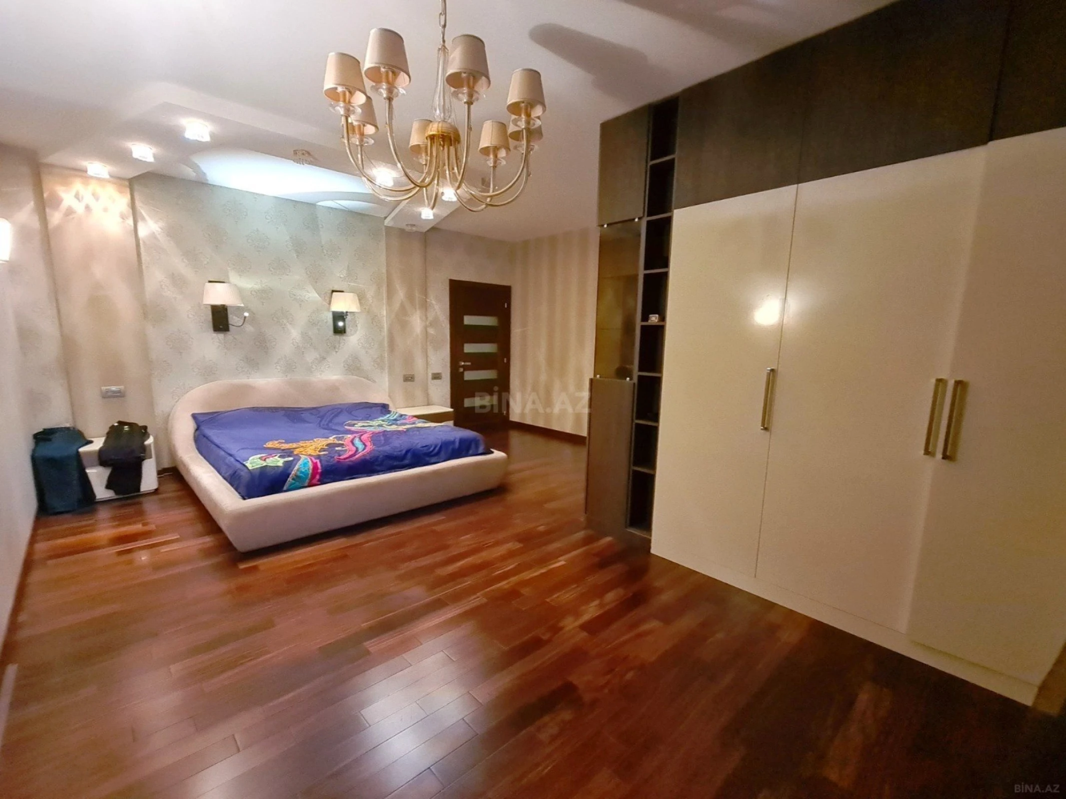 Satılır 5 otaqlı mənzil 300 m²