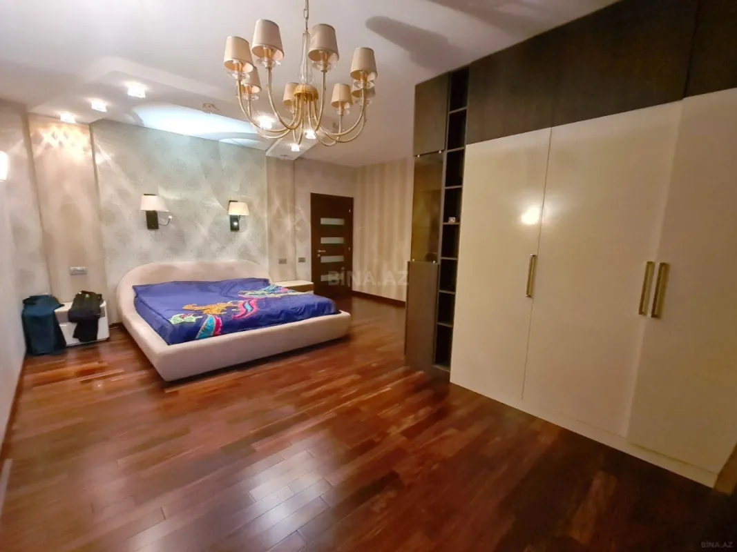 Satılır 5 otaqlı mənzil 300 m²