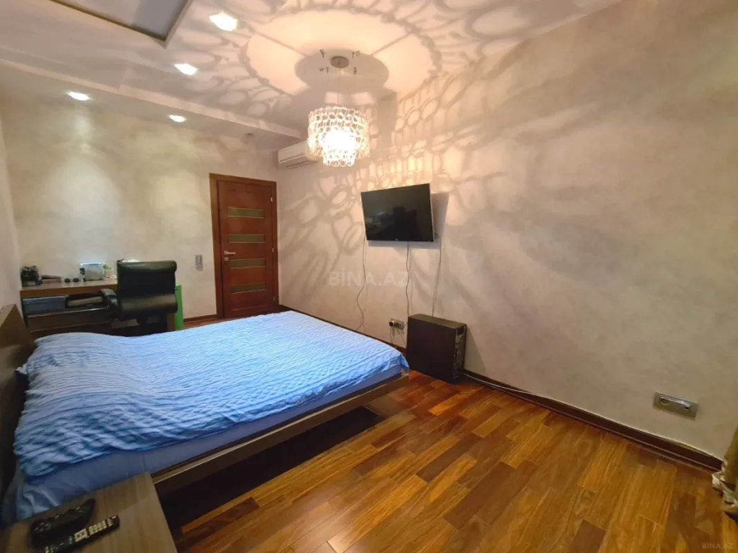 Satılır 5 otaqlı mənzil 300 m²