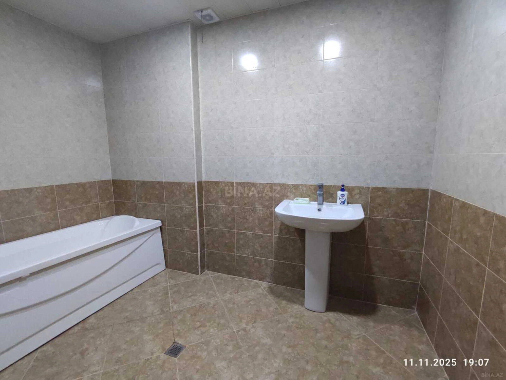 Kirayə verilir 4 otaqlı mənzil 130 m²