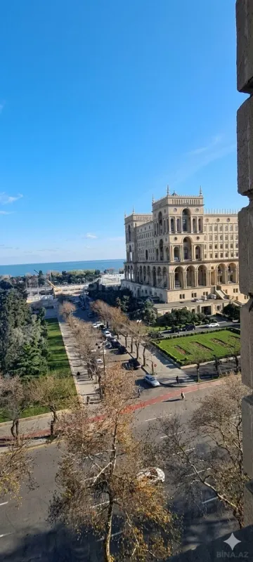 Satılır 4 otaqlı mənzil 120 m²