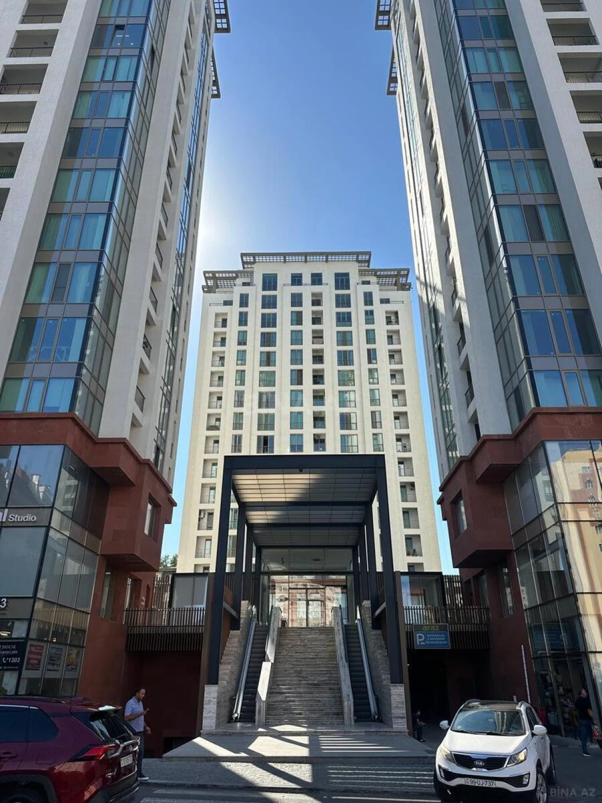 Satılır 4 otaqlı mənzil 178 m²