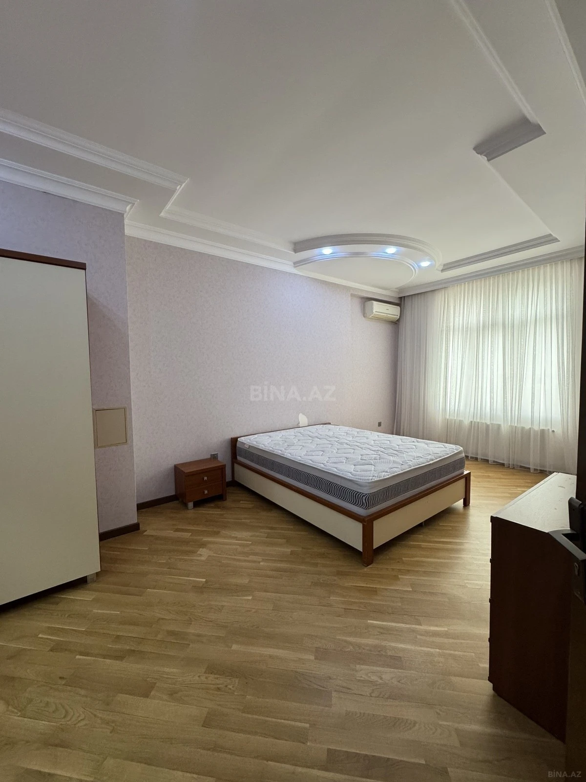 Satılır 4 otaqlı mənzil 220 m²