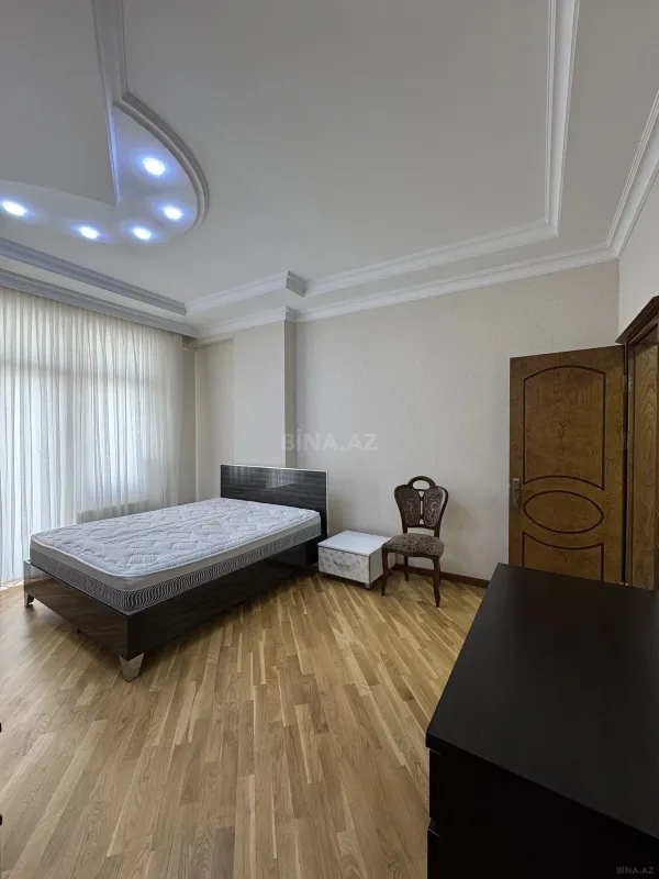 Satılır 4 otaqlı mənzil 220 m²