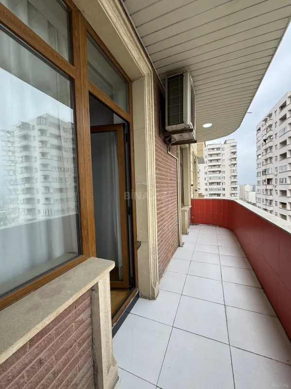 Satılır 4 otaqlı mənzil 220 m²