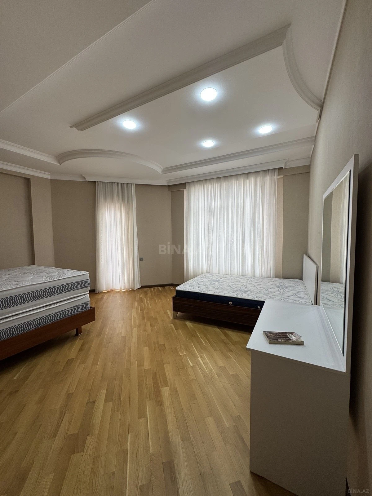 Satılır 4 otaqlı mənzil 220 m²