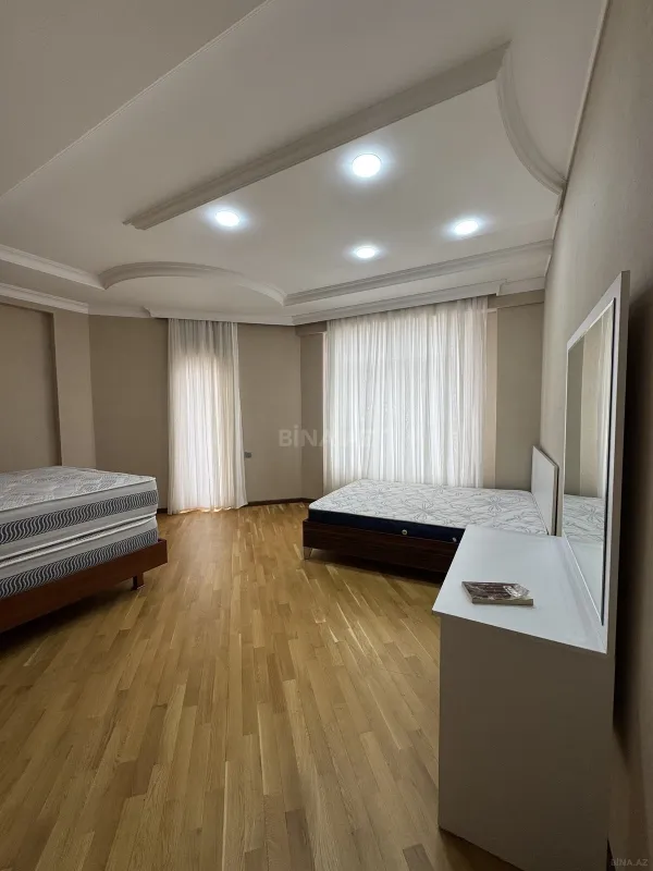 Satılır 4 otaqlı mənzil 220 m²
