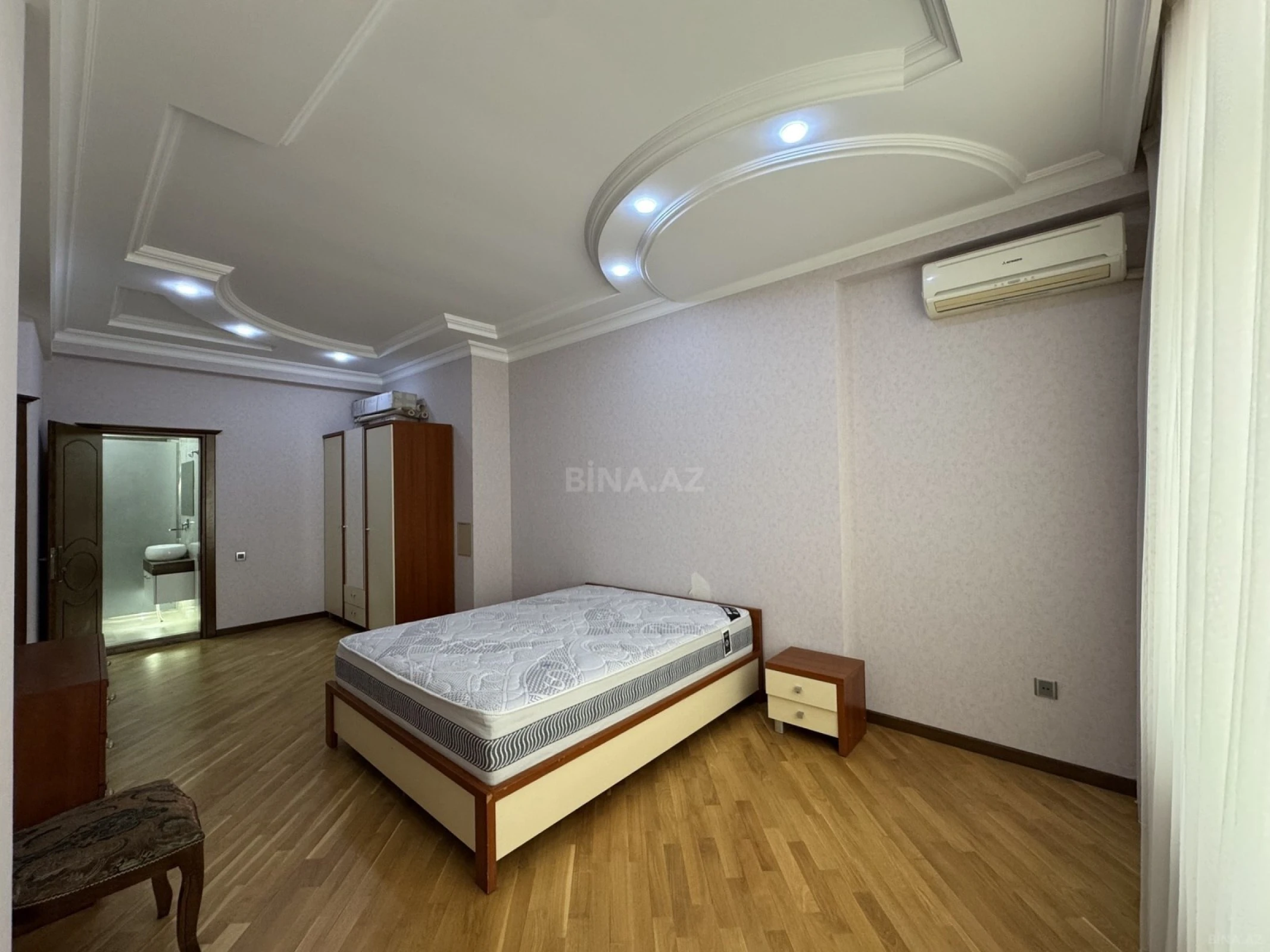 Satılır 4 otaqlı mənzil 220 m²