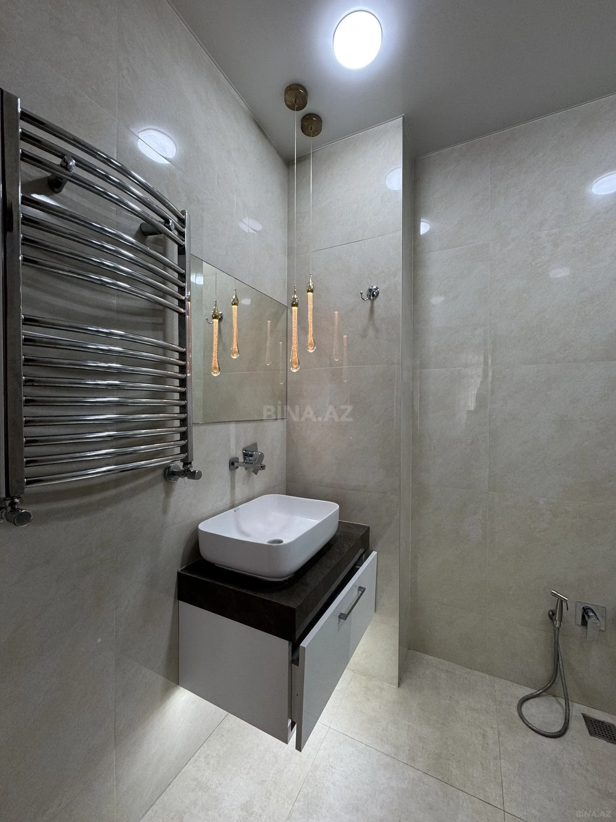 Satılır 4 otaqlı mənzil 220 m²
