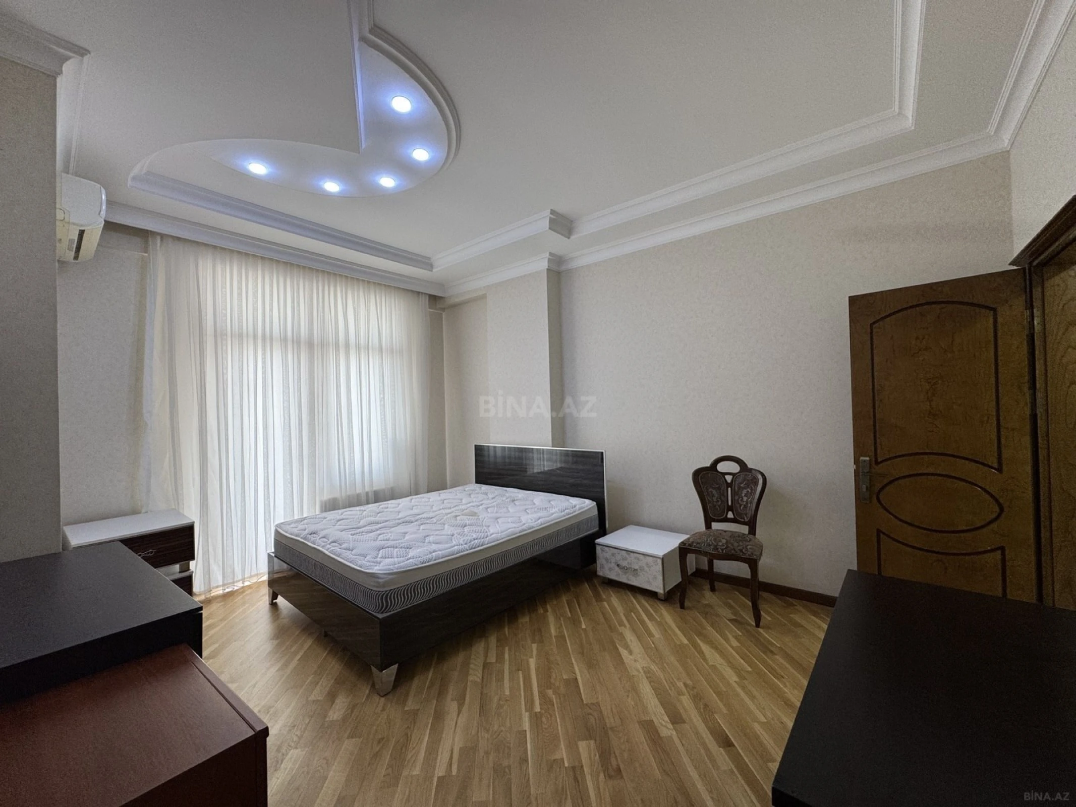 Satılır 4 otaqlı mənzil 220 m²