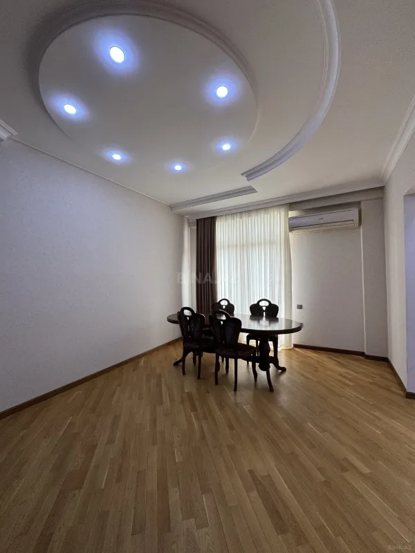 Satılır 4 otaqlı mənzil 220 m²