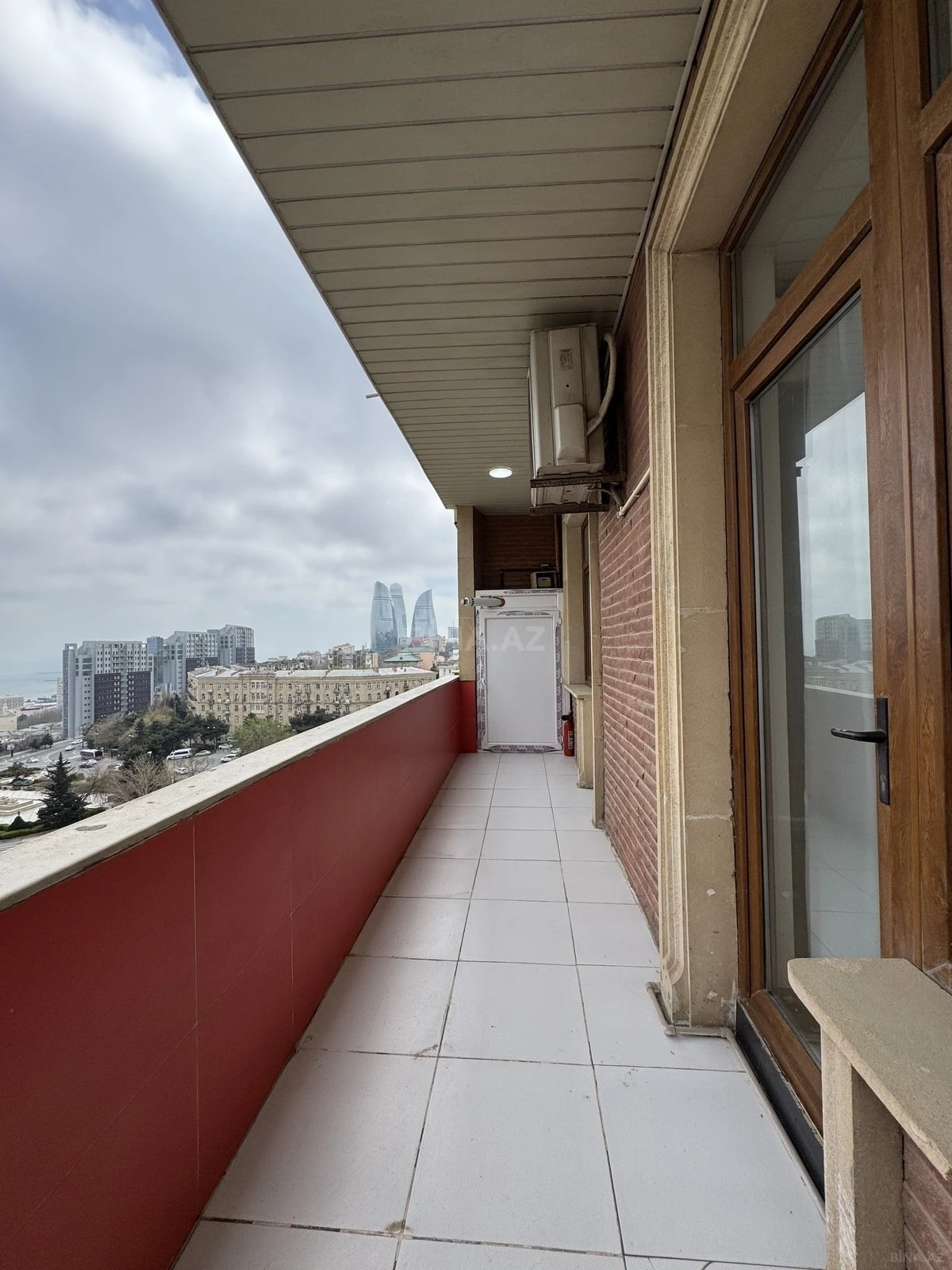Satılır 4 otaqlı mənzil 220 m²