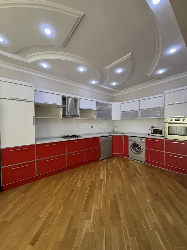 Satılır 4 otaqlı mənzil 220 m²