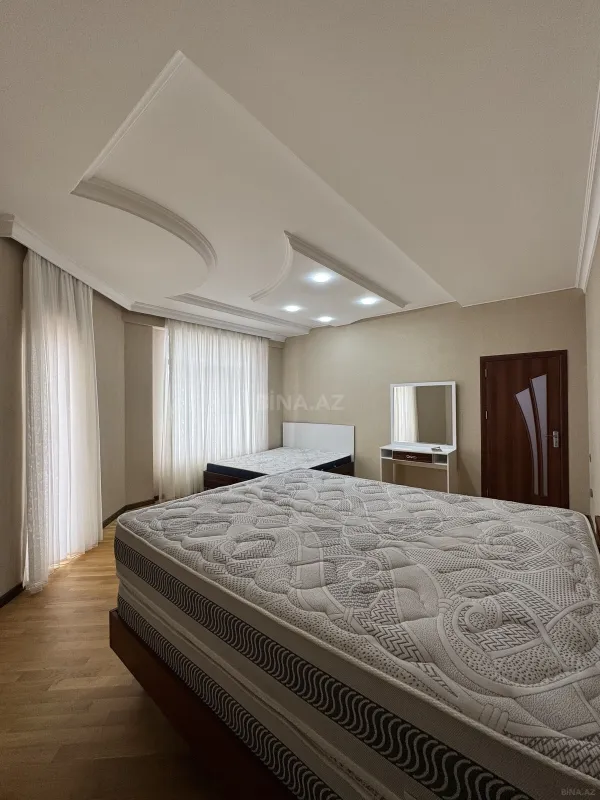 Satılır 4 otaqlı mənzil 220 m²