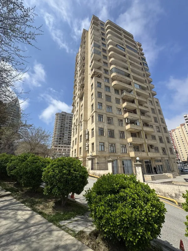 Satılır 4 otaqlı mənzil 220 m²