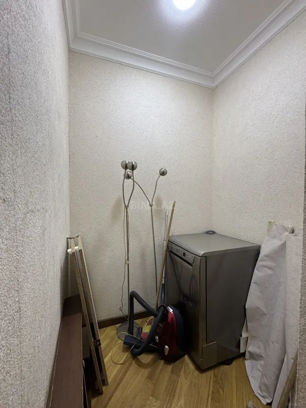 Satılır 4 otaqlı mənzil 220 m²