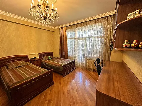 Satılır 3 otaqlı mənzil 130 m²