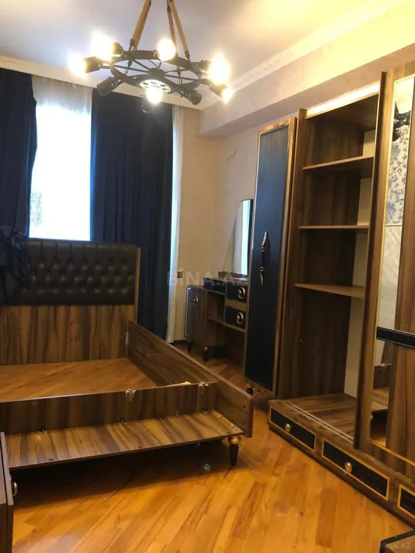 Satılır 3 otaqlı mənzil 122 m²