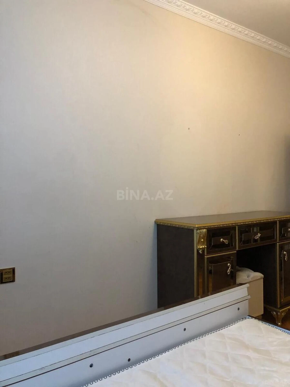 Satılır 3 otaqlı mənzil 122 m²