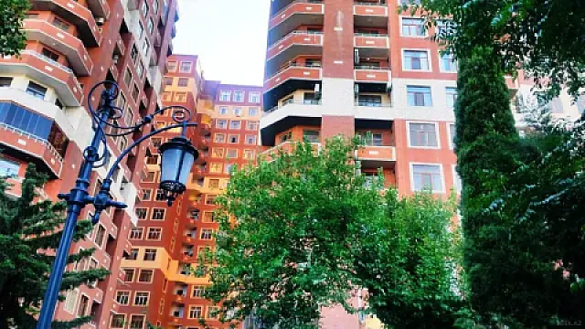 Satılır 4 otaqlı mənzil 130 m²